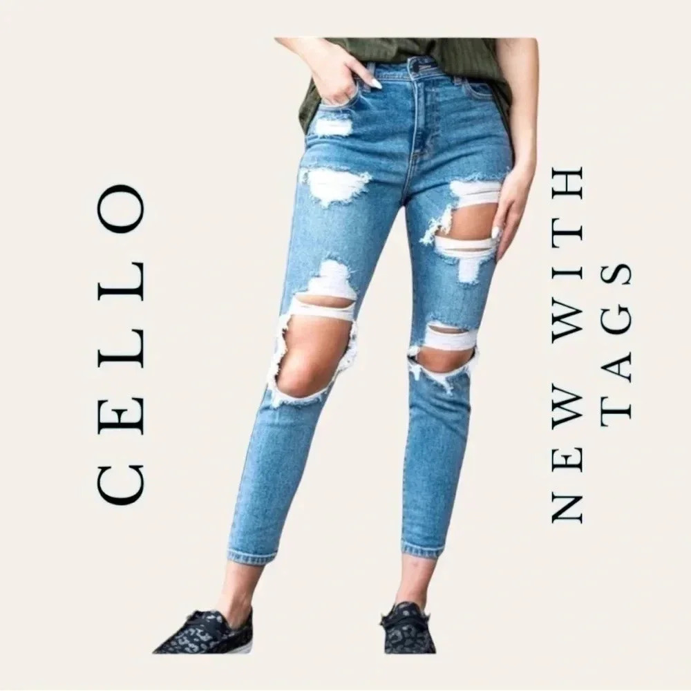 0540. Cello DENIM MOM JEANS FACTORY DISTRESSED SIZE 1 (JUNIORS) MEDIUM WASH